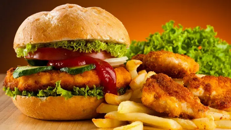 ফাস্ট ফুড খাওয়ার অভ্যাসে বাড়তে পারে ৪টি গুরুতর স্বাস্থ্যঝুঁকি
