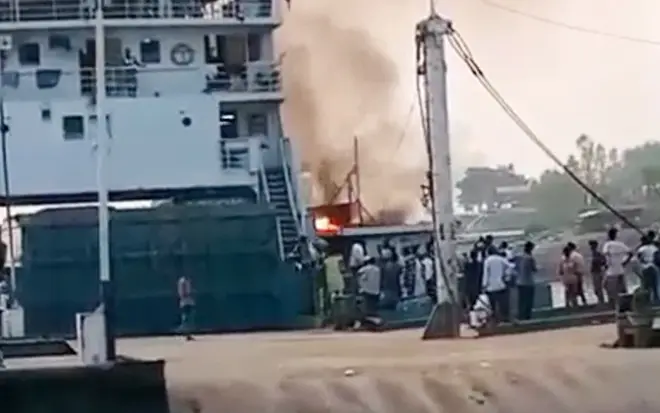 ব্রেকিং নিউজ: এবার পাটুরিয়ায় ফেরিতে আগুন