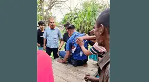 চলন্ত ট্রেন থেকে পড়ে গেলেন এক পুলিশ, আতঙ্কে যাত্রীরা