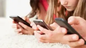 মোবাইল আসক্তি: বিশাল ক্ষতির কারণ-জানুন সমাধান কী?