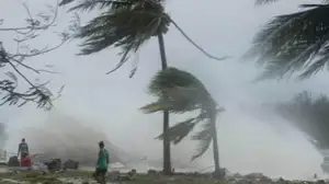 দুপুরের আগেই তাণ্ডব: বজ্রসহ ঝড়ের পূর্বাভাস