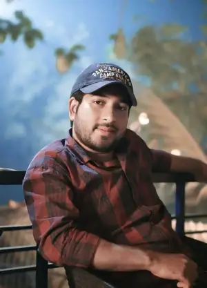 ৩০০ ফিটে ছিনতাইকারীর কবলে পরিচালক সহেল খান