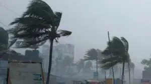 দুপুরের মধ্যেই ১৬ জেলায় ঝড়বৃষ্টির শঙ্কা