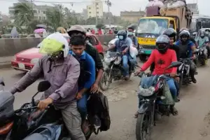 মোটরসাইকেল চালকদের জন্য দুঃসংবাদ: বাধ্যতামূলক করল যে নিয়ম