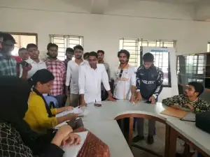ভর্তি কার্যক্রমে শিক্ষার্থীদের পাশে বাঙলা কলেজ ছাত্রদল নেতা মোখলেছুর রহমান