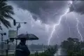 সকালের মধ্যেই দেশের ১১ জেলায় ৬০ কিমি বেগে ঝড়ের আশঙ্কা