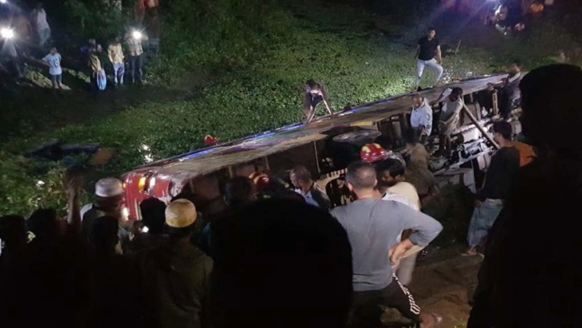 নিয়ন্ত্রণ হারিয়ে ৬৫০ ফুট গভীর খাদে যাত্রীবাহী বাস, নি*হ'ত ২০