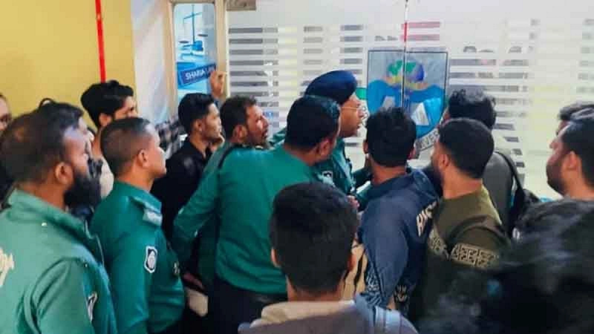 বিশ্ববিদ্যালয়ে চরম উত্তেজনা, শিক্ষার্থীকে পিটানোর পর প্রফেসরের গায়ে হাত তুললেন এক সমন্বয়ক