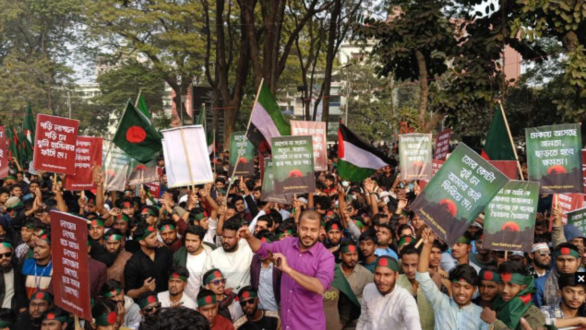 এইমাত্র পাওয়া: এক ডাকে লাখ লাখ মানুষ, স্লোগানে, স্লোগানে,উত্তাল ঢাকা