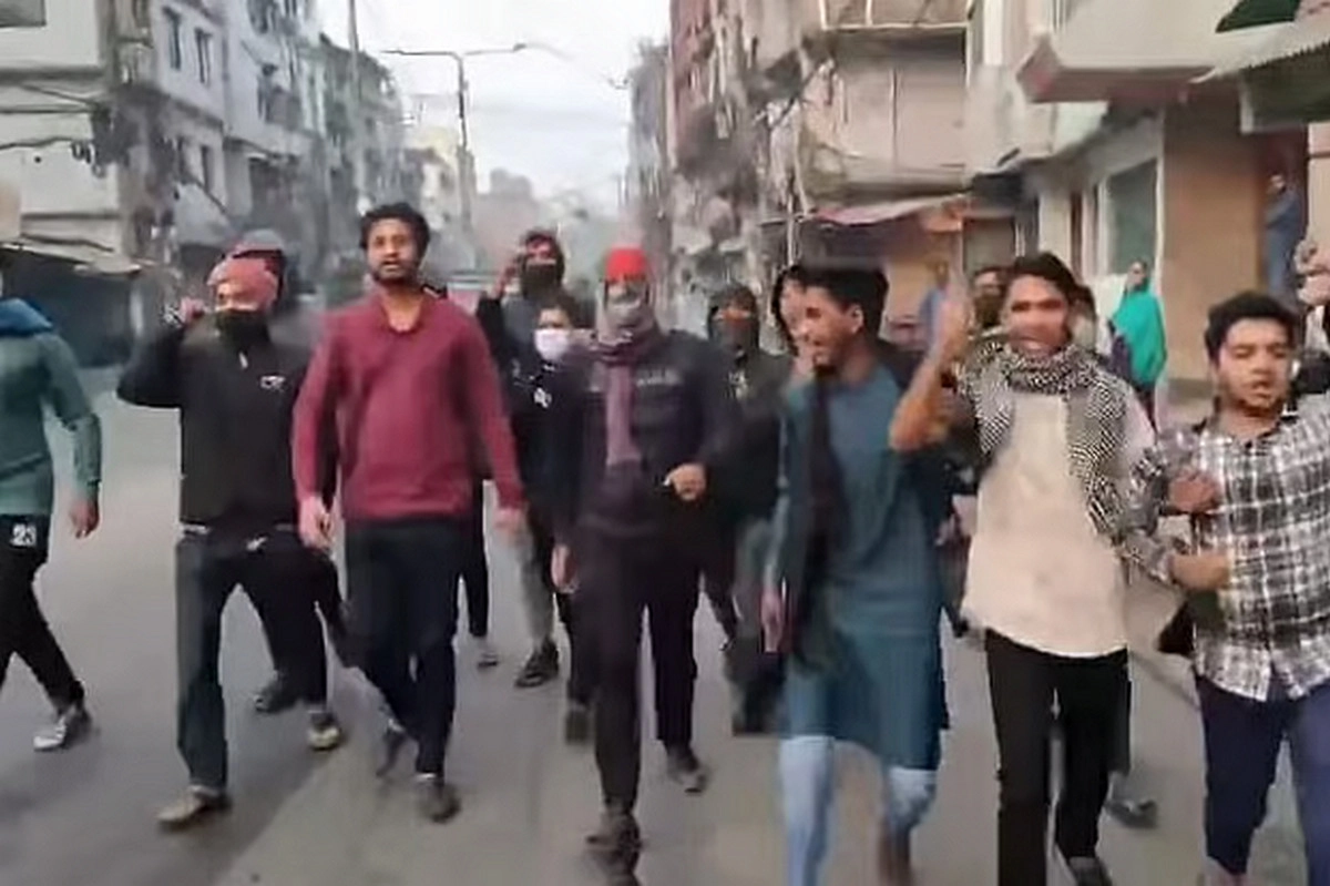 চট্টগ্রামে শেখ হাসিনার নামে স্লোগান দিয়ে মিছিল