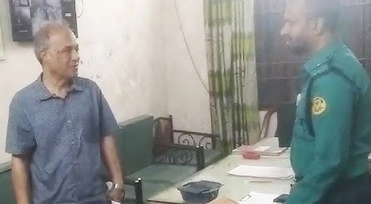 গভীর রাতে আকস্মিক পুলিশের টহল কার্যক্রম পরিদর্শন করলেন স্বরাষ্ট্র উপদেষ্টা