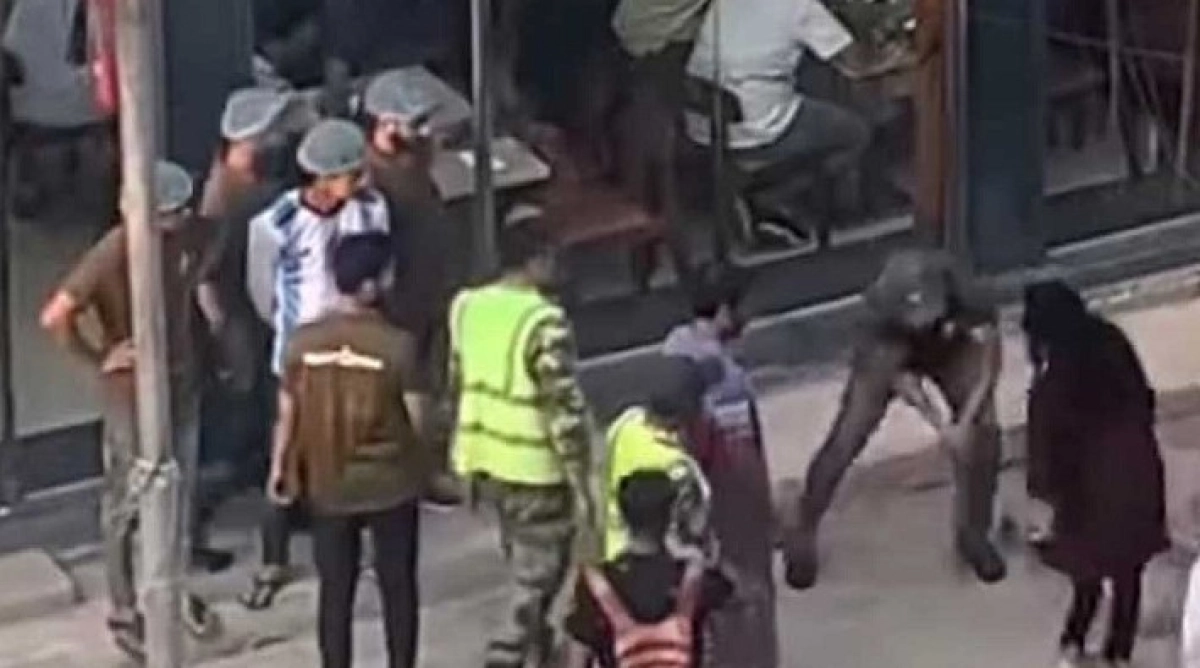 ঢাকার খিলগাঁওয়ে তরুণীকে লাঠিপেটা, ভিডিও ভাইরাল
