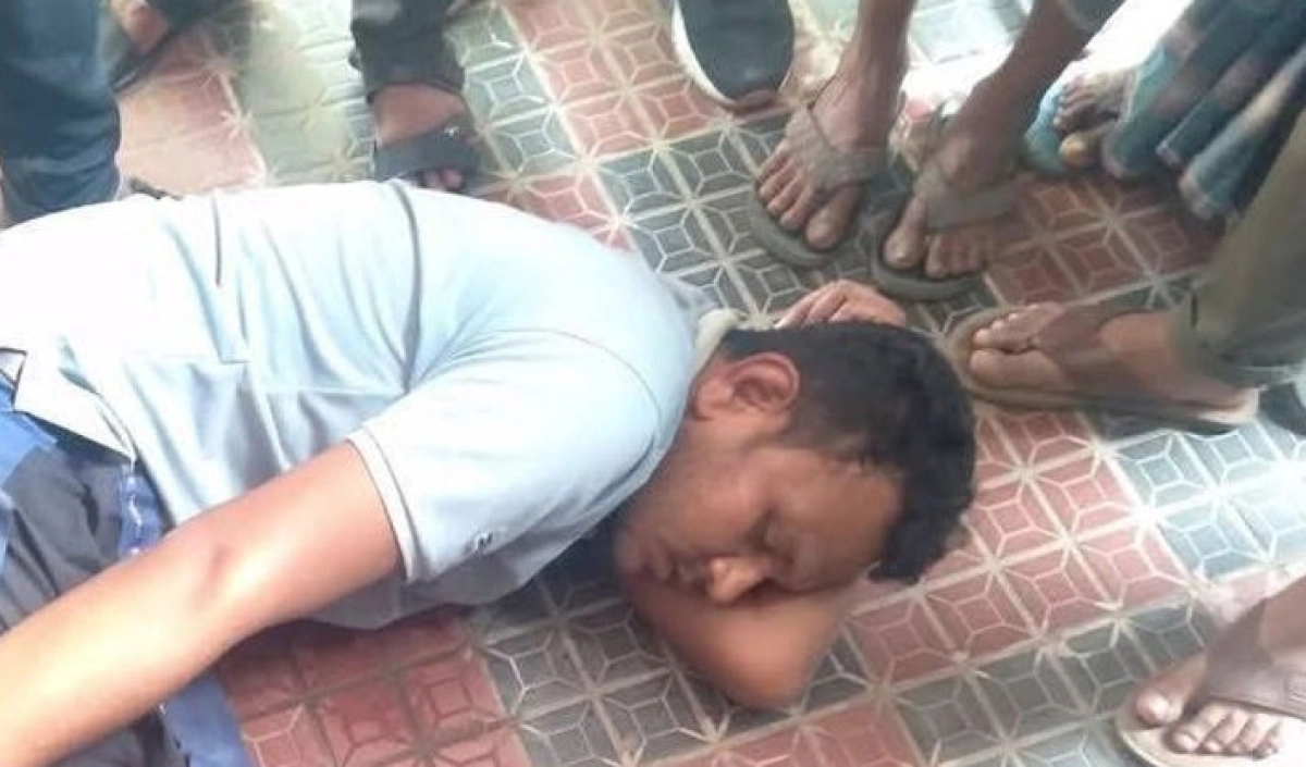 ছাত্রীকে আপত্তিকর অবস্থায় ধরা পড়লেন শিক্ষক