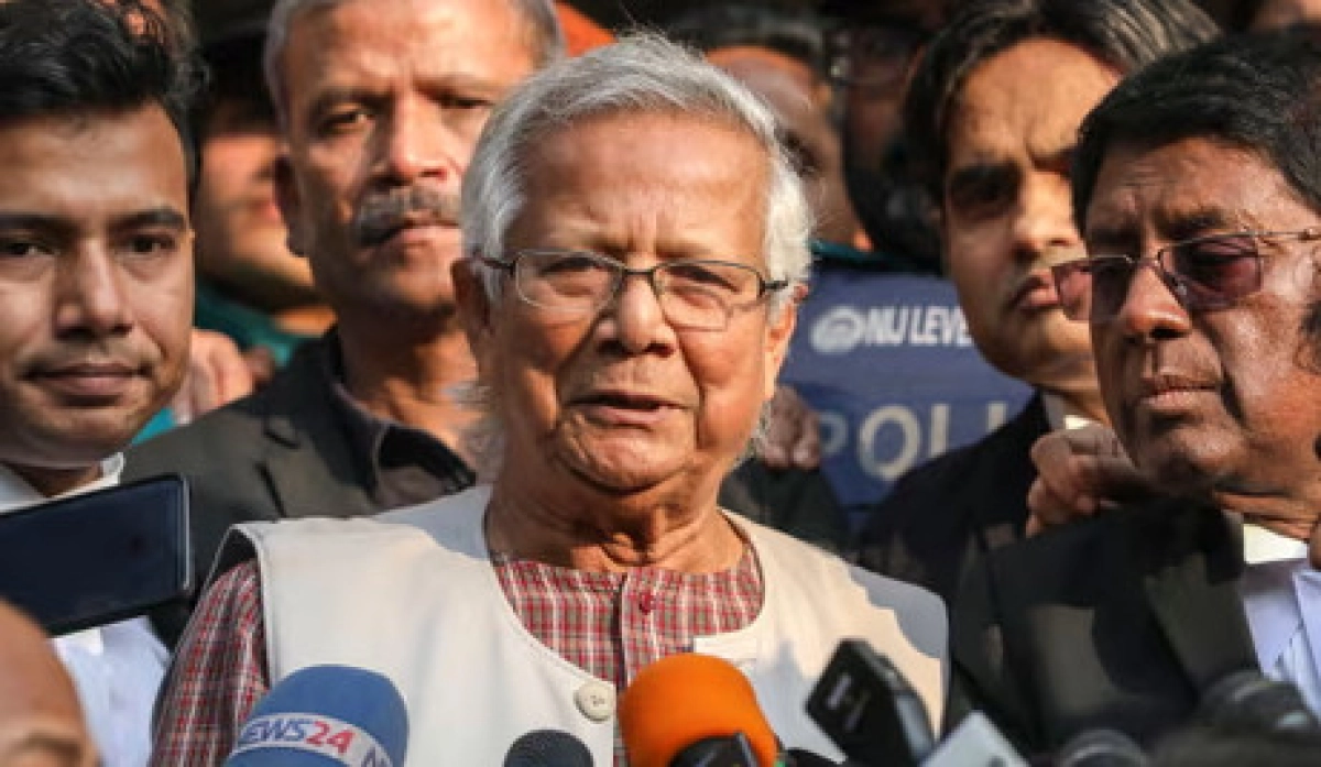 ড. মুহাম্মদ ইউনূসের মেয়াদ পাঁচ বছর বাড়ানোর দাবিতে আমরণ অনশন