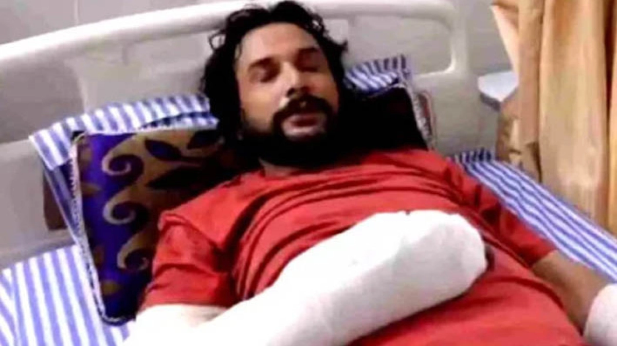 বিয়ে না করায় প্রেমিককে পিটিয়ে হাসপাতালে পাঠালেন তরুণী