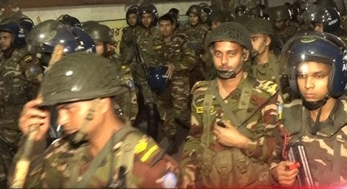 জাতীয় প্রেসক্লাব এলাকায় হঠাৎ উত্তেজনা, সেনাবাহিনীর কড়া অবস্থান