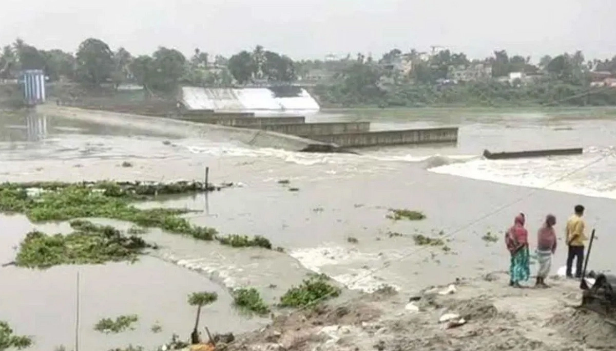ভারতের আত্রাই নদীর বাঁধ ভেঙে পড়েছে, বাংলাদেশে ভয়াবহ বন্যার আশঙ্কা