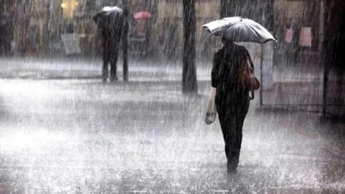 রাত ১০টার মধ্যে বজ্রপাত ও ভারী বৃষ্টির আশঙ্কা: ঝুঁকিপূর্ণ জেলা কোনগুলো?