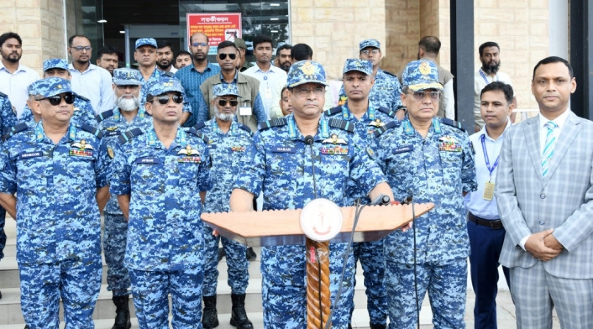 দাড়ি ও নামাজ: বিমানসেনাদের অপরাধ!