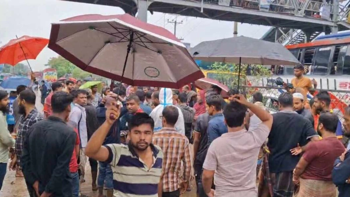 চাঁদা না পেয়ে বাস ভাঙলেন আওয়ামী লীগ নেতারা