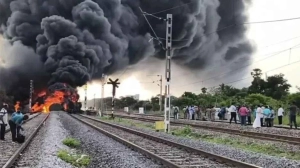 ভারতে ডিজেলবাহী ট্রেনে ভয়াবহ আগুন