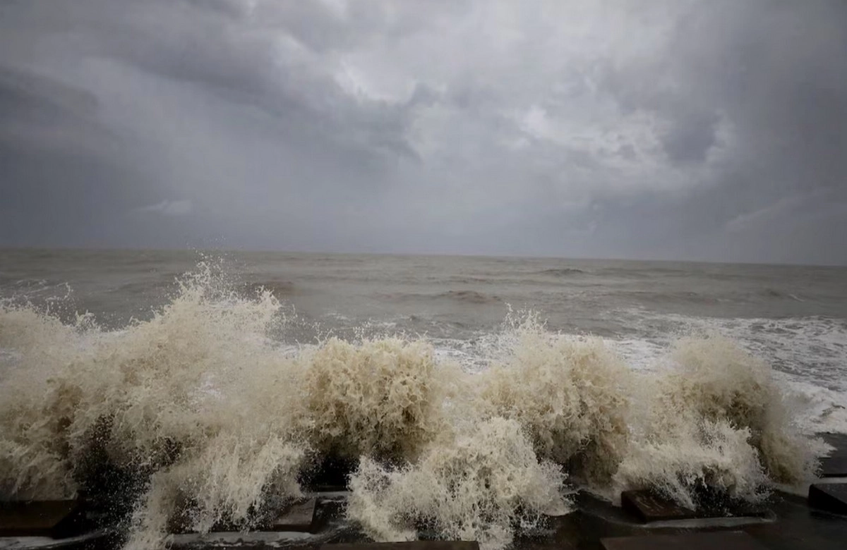 রাতের ঝড়বৃষ্টির আশঙ্কা: ৯ অঞ্চলে সতর্ক সংকেত