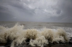 রাতের ঝড়বৃষ্টির আশঙ্কা: ৯ অঞ্চলে সতর্ক সংকেত