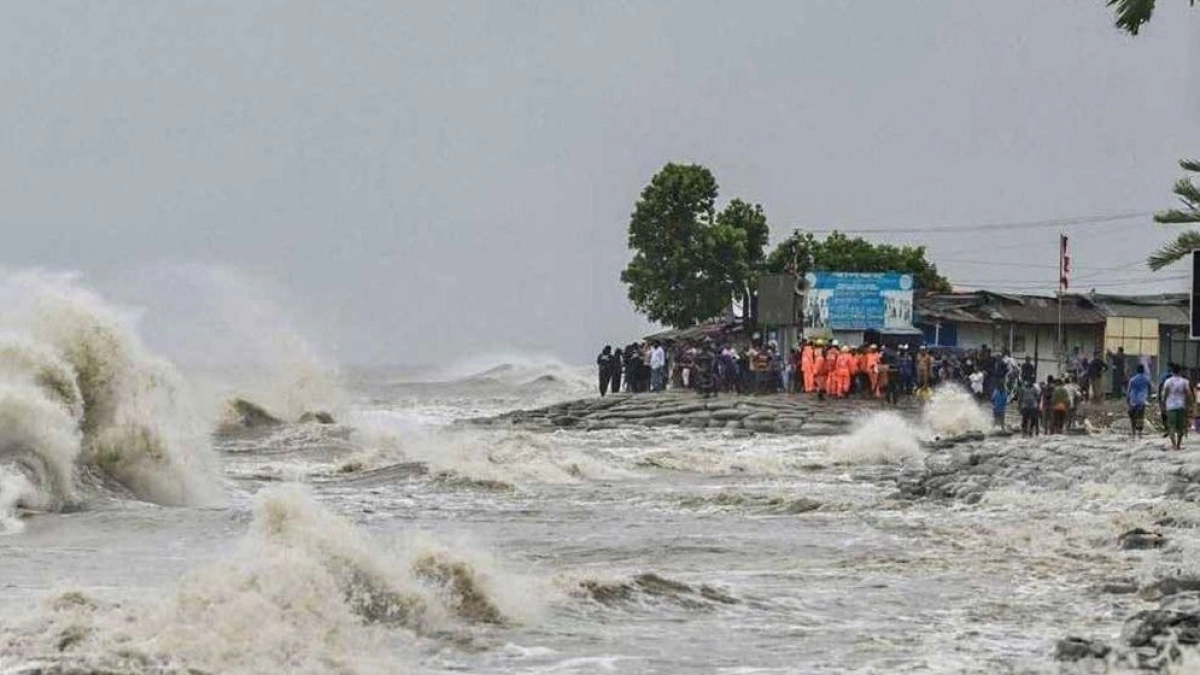 রেড অ্যালার্ট জারি: বিপর্যস্ত ফ্লাইট ও রেল যোগাযোগ