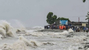 রেড অ্যালার্ট জারি: বিপর্যস্ত ফ্লাইট ও রেল যোগাযোগ