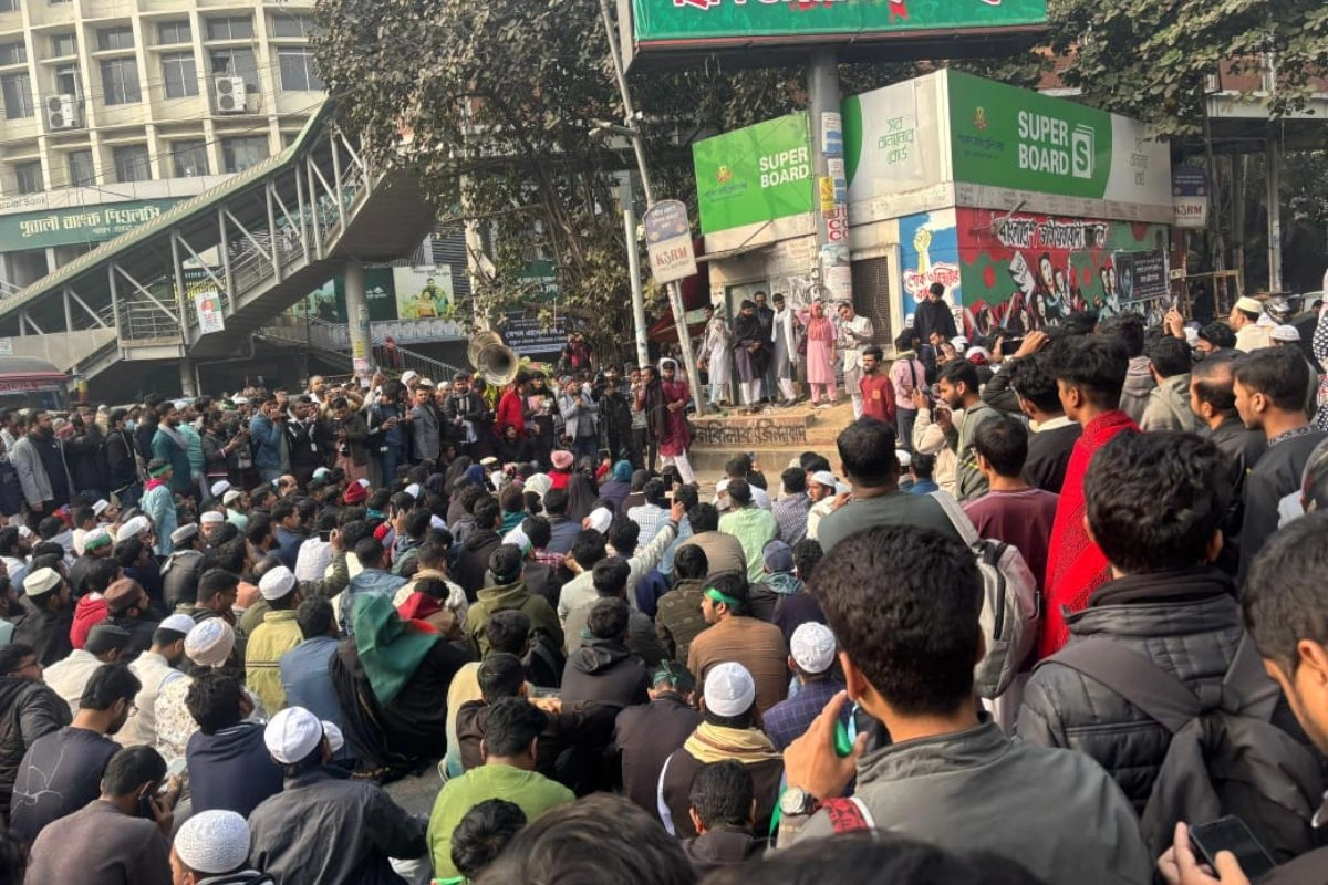 উত্তাল শাহবাগ: হাদি হ’ত্যার বিচারের দাবিতে তৃতীয় দফা অবরোধ