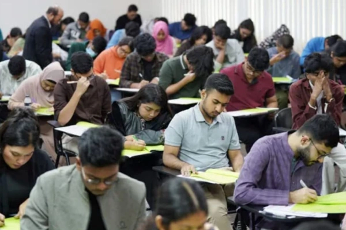 দেশের সবচেয়ে বড় চাকরির পরীক্ষা শুরু, প্রশ্নফাঁস গুঞ্জনে উত্তাপ
