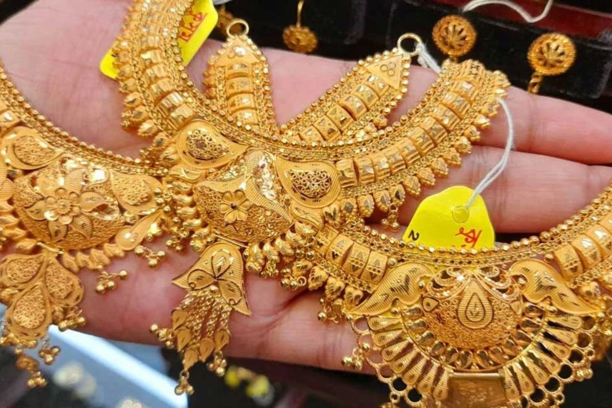 সোনার বাজারে আ’গুন, কাল থেকে কার্যকর নতুন দাম
