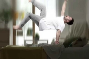 আপনিও ঘুমের মধ্যে হঠাৎ ঝাঁকুনি অনুভব করেণ? কারণ জানলে চমকে যাবেন
