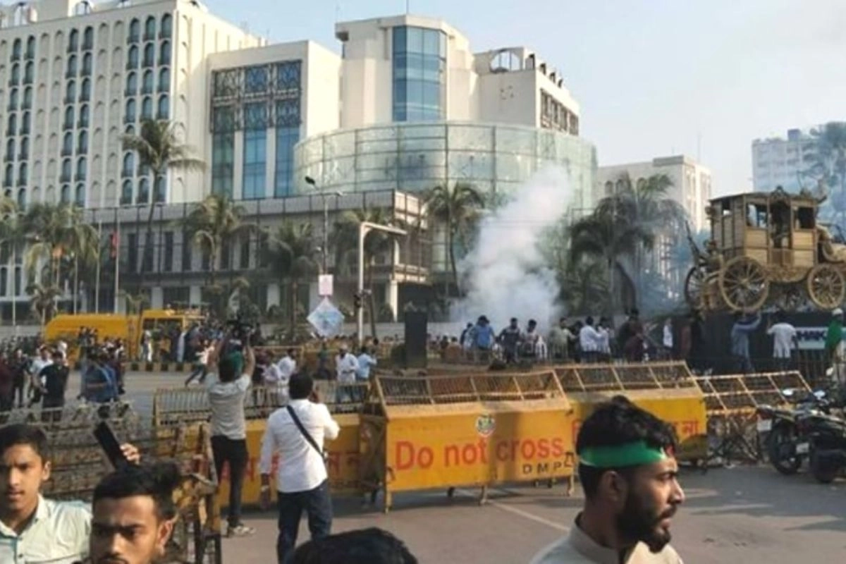 রণক্ষেত্রে পরিণত হয়েছে শাহবাগ