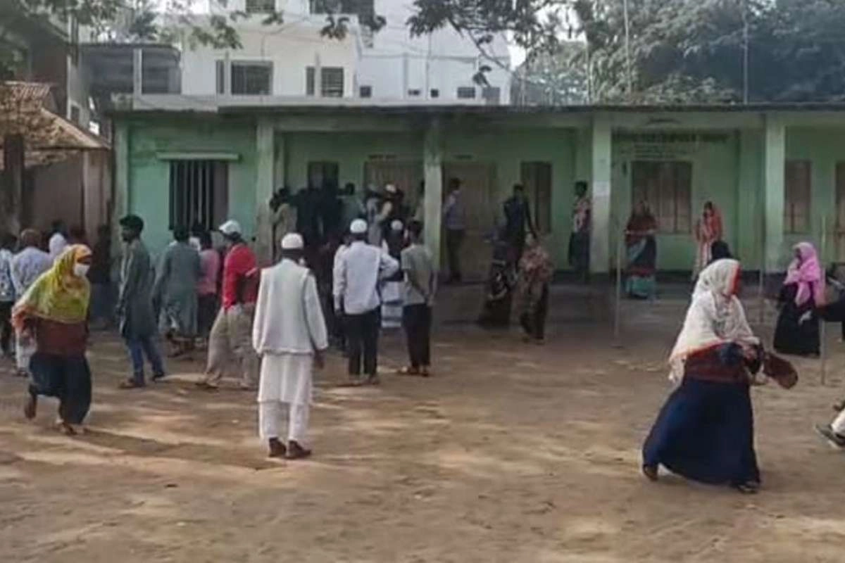 ভোটকেন্দ্রে উত্তেজনা; বন্ধ ভোটগ্রহণ
