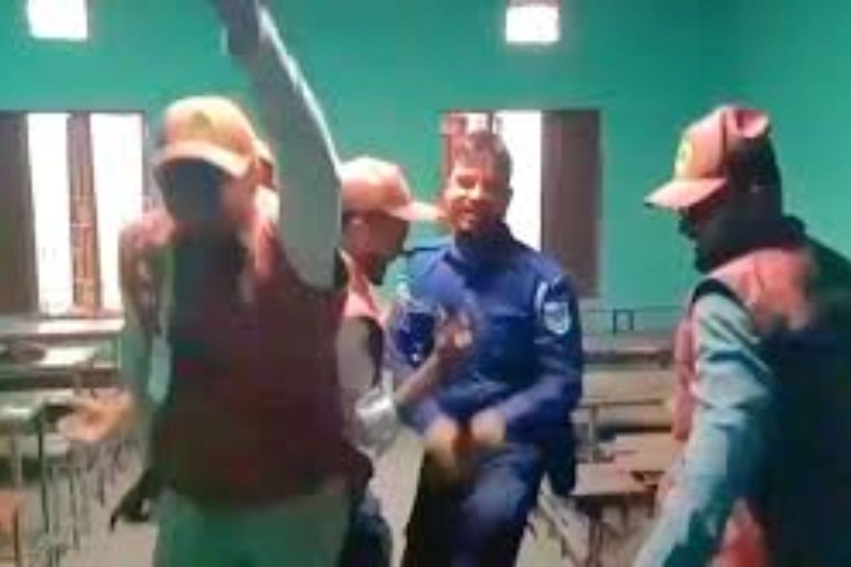 ভোটকেন্দ্রে হিন্দি গানের তালে পুলিশ-আনসারের নাচের ভিডিও ভাইরাল-দেখুন লিংকসহ
