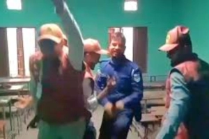 ভোটকেন্দ্রে হিন্দি গানের তালে পুলিশ-আনসারের নাচের ভিডিও ভাইরাল-দেখুন লিংকসহ
